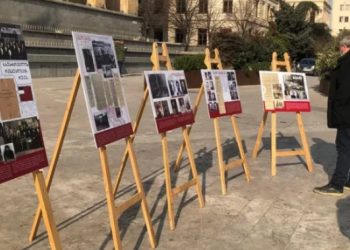 საბჭოთა რუსეთის ოკუპაციის 101 წლისთავთან დაკავშირებით, პარლამენტის შენობის წინ აქცია-პერფორმანსი გაიმართა