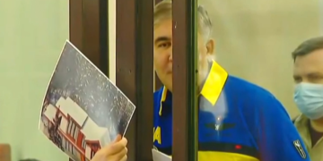 “თუ ხელს შემიშლით, სხდომას დავხურავ” – მოსამართლემ მიხეილ სააკაშვილს დაემუქრა