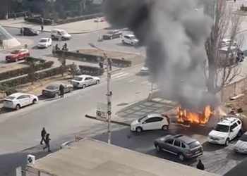 ხანძარი სანდრო ეულის ქუჩაზე – ცეცხლმოკიდებული მანქანის ტერიტორიიდან გაყვანა მეორე მანქანის მძღოლმა სცადა (ვიდეო)