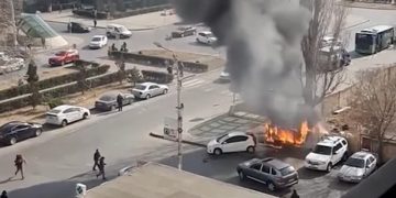 ხანძარი სანდრო ეულის ქუჩაზე – ცეცხლმოკიდებული მანქანის ტერიტორიიდან გაყვანა მეორე მანქანის მძღოლმა სცადა (ვიდეო)