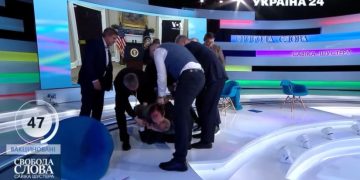 რადას პრორუს დეპუტატს, რომელიც უკრაინულ ჯარს ომის პროვოცირებაში ადანაშაულებდა, პირდაპირ ეთერში სცემეს