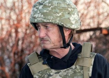 შონ პენი უკრაინელ მებრძოლებს გადამღებ ჯგუფთან ერთად შეუერთდა