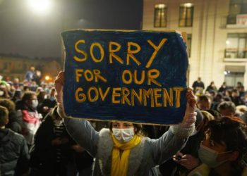 აქციის მონაწილეები პარლამენტისკენ მიემართებიან – რა ხდება რუსთაველზე