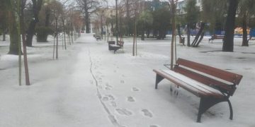 ბათუმში ისევ გათოვდა – როდის გამოიდარებს? (ფოტოები)