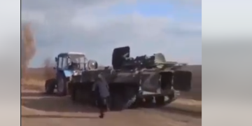 უკრაინელმა ტრაქტორისტმა ოკუპანტს ტექნიკა მოპარა (ვიდეო)