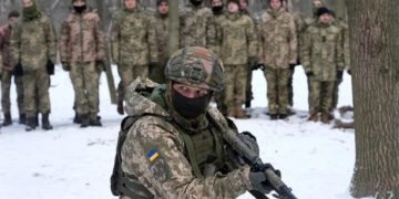 ყველას, ვინც მზად არის და შეუძლია იარაღის ხელში დაჭერა, შეუძლია შეუერთდეს უკრაინის შეიარაღებული ძალების რიგებს – უსაფრთხოების ცენტრი