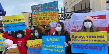 “გამოდი უკრაინისთვის” – მთავრობის ადმინისტრაციასთან მხარდამჭერი აქცია მიმდინარეობს
