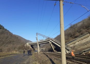 სოფელ მარელისთან ჩამოწოლილი მეწყერის გამო საავტომობილო მოძრაობა დროებით აიკრძალა