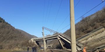 სოფელ მარელისთან ჩამოწოლილი მეწყერის გამო საავტომობილო მოძრაობა დროებით აიკრძალა