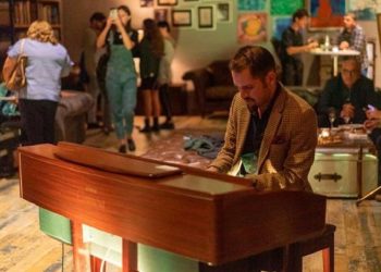 “ქართველ პიანისტს რუსებმა 100-დოლარიანი დაუდეს,რამე ჩვენებური დაუკარიო-მერე რაც მოხდა იყო კაცობის გაკვეთილი.”-მიშა ჟღენტი