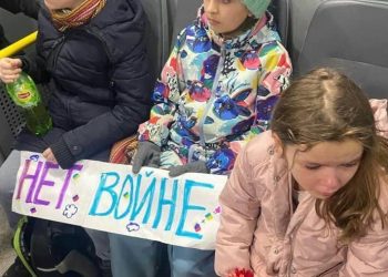 ფოტოები – როგორ აპროტესტებენ უკრაინელი ბავშვები ომს