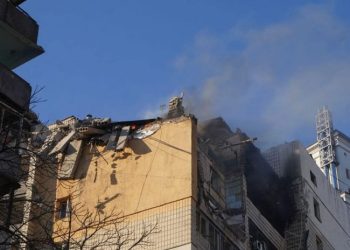 კიევში დაბომბვის შედეგად კორპუსი ჩამოინგრა – დაშავდა 2 ადამიანი