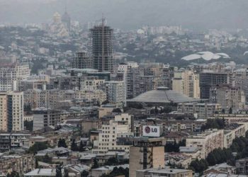 “ანუ რა გამოდის, იმისთვის, რომ არ გვქონდეს უფრო მეტი დაუსრულებელი მშენებლობა, ამ კომპანიებმა ქალაქი მძევლად უნდა აიყვანონ?”-მენაშენათა ასოციაციის ხელმძღვანელი ირაკლი როსტომაშვილი კალაძის ინიციატივას აკრიტიკებს