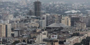 “ანუ რა გამოდის, იმისთვის, რომ არ გვქონდეს უფრო მეტი დაუსრულებელი მშენებლობა, ამ კომპანიებმა ქალაქი მძევლად უნდა აიყვანონ?”-მენაშენათა ასოციაციის ხელმძღვანელი ირაკლი როსტომაშვილი კალაძის ინიციატივას აკრიტიკებს