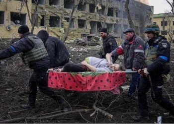 საზარელი კადრები მარიუპოლის დაბომბილი სამშობიაროდან