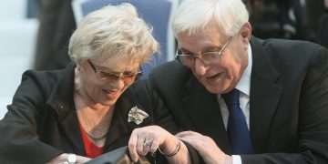 „შეწყვიტეთ ომი, პატივი ეცით ღირებულებებს“ – ოლეგ ბასილაშვილისა და ალისა ფრეინდლიხის წერილს 70-მდე რუსი ხელოვანი შეუერთდა