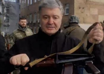 (ვიდეო) – პოროშენკოს მადლობა ჯარისკაცს, რომელმაც რუსული თვითმფრინავი ჩამოაგდო