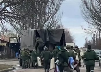 რუსი ჯარისკაცები უკრიანაში ლეიბებს იპარავენ