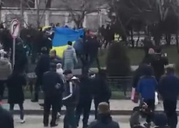 (ვიდეო) – “ვერ შეგვაშინებთ” – უკრაინელი ხალხი რუსულ ტყვიებში