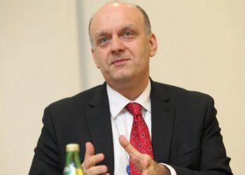 “კაი კაცო, ვსიო? აღარ გინდათ? ნიჩურტა? ნწ-ნწ-ნწ.არა და, მხოლოდ სამი სიტყვა თქვა ბერიკაცმა, სამად-სამი. ქართულად სულაც ორი გამოდის…”-ლომაია