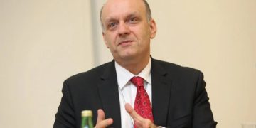 “კაი კაცო, ვსიო? აღარ გინდათ? ნიჩურტა? ნწ-ნწ-ნწ.არა და, მხოლოდ სამი სიტყვა თქვა ბერიკაცმა, სამად-სამი. ქართულად სულაც ორი გამოდის…”-ლომაია