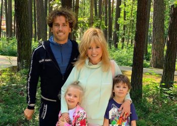 “ალა პუგაჩოვა შვილებთან ლიზასთან და ჰარისთან ერთად რუსეთიდან კერძო თვითმფრინავით გაურკვეველი მიმართულებით გაფრინდა.”