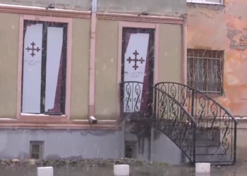 ეკლესია რუსულ პროპაგანდაში – კასპში სასულიერო პირმა “ალტ ინფოს” ოფისი მიაქირავა