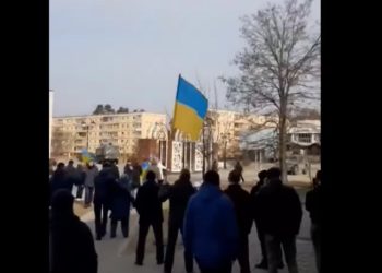 რუსმა სამხედროებმა სლავუტიჩში აქციის მონაწილეებს ცეცხლი გაუხსნეს