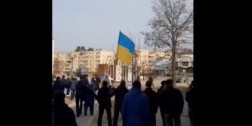 რუსმა სამხედროებმა სლავუტიჩში აქციის მონაწილეებს ცეცხლი გაუხსნეს