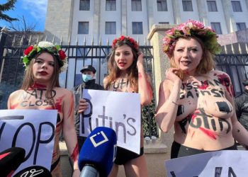 აქცია რუსეთის ყოფილ საელჩოსთან – საქართველოში მცხოვრები რუსები, ასევე მოძრაობა „ფემენი“ და Pussy Riot პუტინის ძალადობას აპროტესტებენ