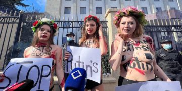 აქცია რუსეთის ყოფილ საელჩოსთან – საქართველოში მცხოვრები რუსები, ასევე მოძრაობა „ფემენი“ და Pussy Riot პუტინის ძალადობას აპროტესტებენ