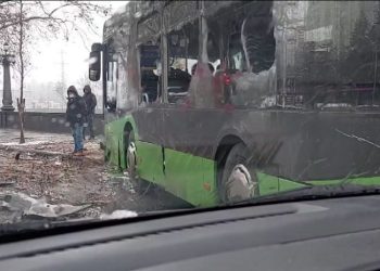 ავტოსაგზაო შემთხვევა თბილისში – ერთმანეთს ორი მანქანა და ავტობუსი შეეჯახნენ