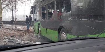 ავტოსაგზაო შემთხვევა თბილისში – ერთმანეთს ორი მანქანა და ავტობუსი შეეჯახნენ