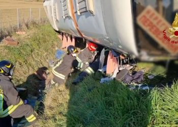 იტალიაში 50 უკრაინელი ლტოლვილით სავსე ავტობუსი გზიდან გადავარდა – არიან დაშავებულები, ერთი ადამიანი გარდაიცვალა