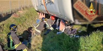 იტალიაში 50 უკრაინელი ლტოლვილით სავსე ავტობუსი გზიდან გადავარდა – არიან დაშავებულები, ერთი ადამიანი გარდაიცვალა