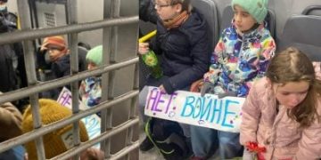 მოსკოვში დააკავეს ბავშვები, რომლებიც უკრაინის საელჩოსთან სოლიდარობის გამოსახატად მივიდნენ