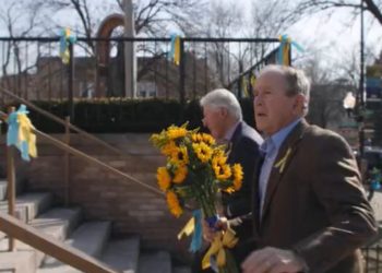 ჯორჯ ბუში და ბილ კლინტონი ჩიკაგოში მდებარე უკრაინულ ეკლესიას ესტუმრნენ