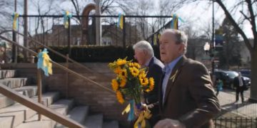 ჯორჯ ბუში და ბილ კლინტონი ჩიკაგოში მდებარე უკრაინულ ეკლესიას ესტუმრნენ