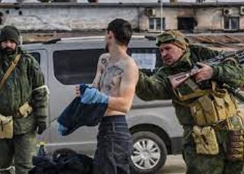 მარიუპოლის გასასვლელთან რუსი ოკუპანტები მამაკაცებს აშიშვლებენ და პატრიოტული ტატუების მქონეებს იჭერენ