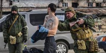 მარიუპოლის გასასვლელთან რუსი ოკუპანტები მამაკაცებს აშიშვლებენ და პატრიოტული ტატუების მქონეებს იჭერენ