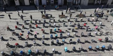 109 ცარიელი საბავშვო ეტლი ლვოვის ცენტრში, ომის შედეგად დაღუპული ბავშვების სიმბოლოდ.