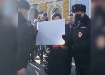 რუსეთში ომის საწინააღმდეგო აქციაზე დააკავეს ქალი, რომელსაც ხელში სუფთა ფურცელი ეკავა