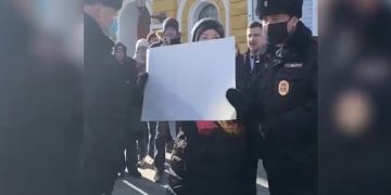 რუსეთში ომის საწინააღმდეგო აქციაზე დააკავეს ქალი, რომელსაც ხელში სუფთა ფურცელი ეკავა