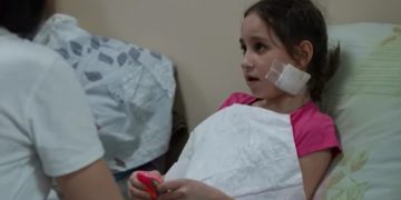 მორიგი საზარელი სამხედრო დანაშაული: მარიუპოლში რუსმა ოკუპანტმა 11 წლის გოგონას სახეში ესროლა – CNN-ის ვიდეო