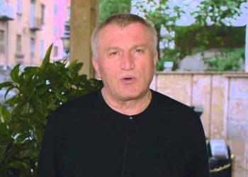 “CNN-თვის მიცემულ ინტერვიუში ზელენსკის განცხადება ნახეთ, როგორ შეურაცხყოფს?!  გამოთაყვანებული და გაუნათლებელი ადამიანებისთვისაა ეს ნაგავი [ზელენსკი] გმირი. გასაგებია?”-ეკონომიკის ექსპერტი, დემურ გიორხელიძე