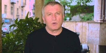 “CNN-თვის მიცემულ ინტერვიუში ზელენსკის განცხადება ნახეთ, როგორ შეურაცხყოფს?!  გამოთაყვანებული და გაუნათლებელი ადამიანებისთვისაა ეს ნაგავი [ზელენსკი] გმირი. გასაგებია?”-ეკონომიკის ექსპერტი, დემურ გიორხელიძე