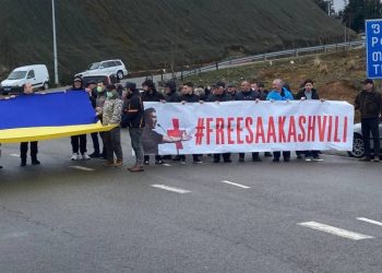 “თავისუფლება მიშას” – სოლიდარობის აქცია ბათუმი-თბილისის ცენტრალური მაგისტრალის ჩაქვის მონაკვეთზე