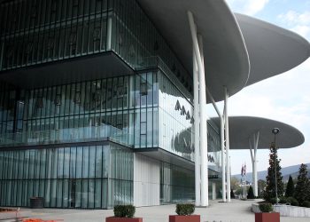 რიგები იუსტიციის სახლებთან – რუსეთის მოქალაქეები საქართველოში კომპანიებს არეგისტრირებენ