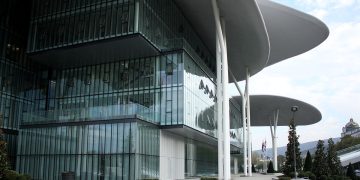 რიგები იუსტიციის სახლებთან – რუსეთის მოქალაქეები საქართველოში კომპანიებს არეგისტრირებენ