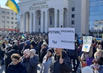 ხერსონში რუსებმა მშვიდობიან აქციაზე გამოსულ უკრაინელებს, მათ შორის ბავშვებს ხმოვანმანათობელი ყუმბარები დაუშინეს ( ვიდეო)